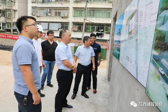 抚州市国资委党工委书记、主任黄有盛、市投资集团公司总经理刘龙飞一行调研市城区智慧停车项目建设工作