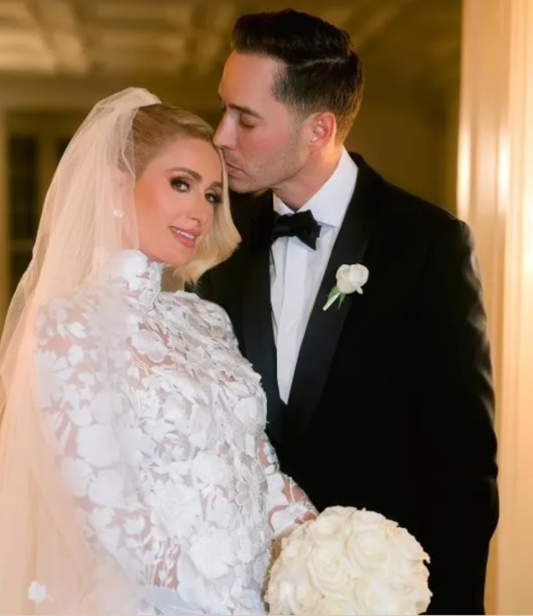 10套礼服，1300万“鸽子蛋”，30亿英镑继承人希尔顿世纪婚礼轰动全网！高清直拍流出后，网友惊讶：40岁的她状态竟还堪比少女！ - 1