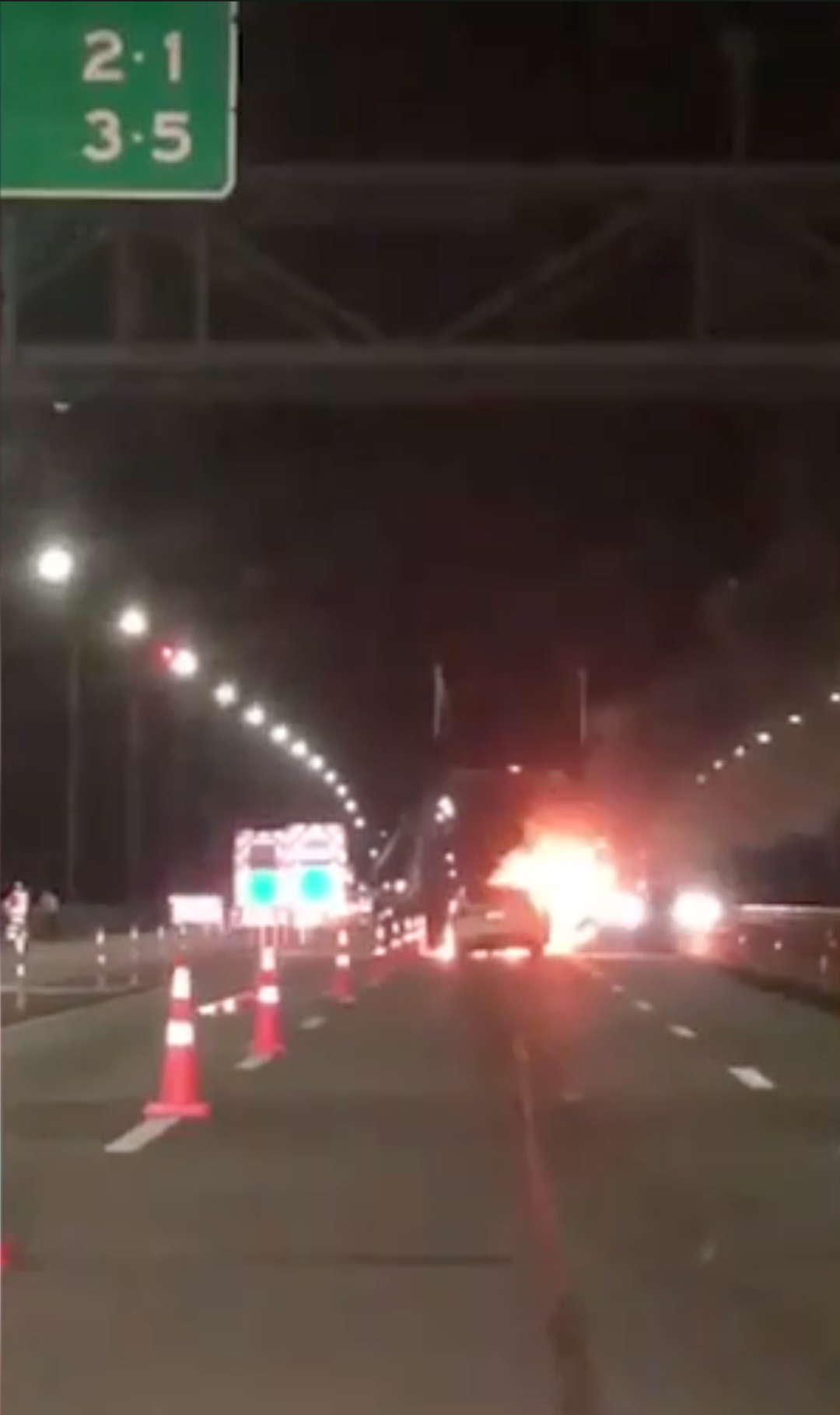 目击特斯拉爆燃！两男子舍命救下女司机，女子怒吼警员“为什么会烧起来？”原因竟是...（组图） - 9