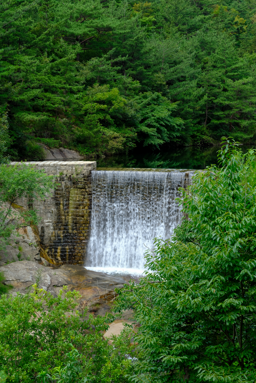 徒步吸氧超惬意);九龙池景区(赏瀑布纵横);无染寺景区(戏水玩耍);烟霞