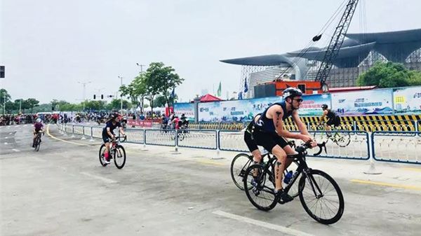 特别520活力之约 千余“国际铁人”角逐蠡湖