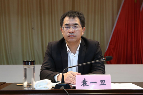 区委常委胡建光主持活动.