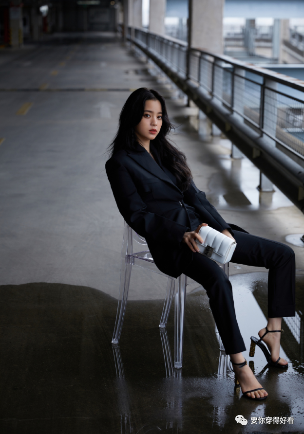 欧阳娜娜改走轻熟风?穿黑西装真空上阵,好身材挡不住_影视聚合站