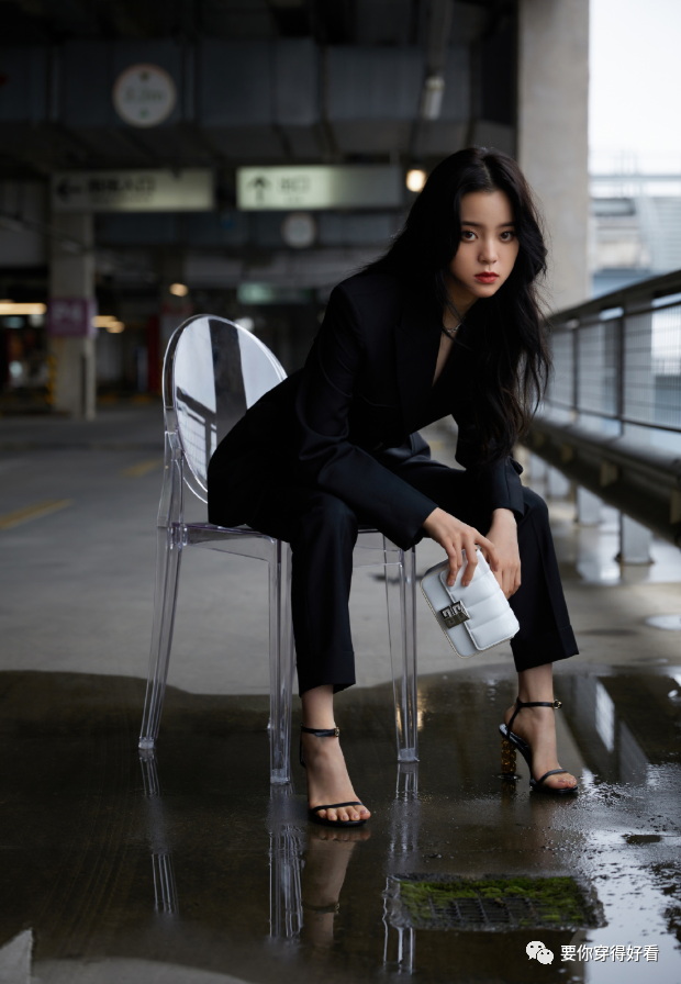 欧阳娜娜改走轻熟风?穿黑西装真空上阵,好身材挡不住_影视聚合站