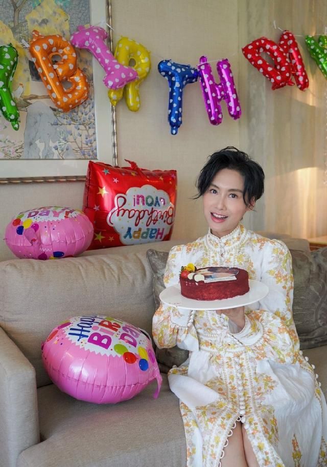 「紫霞仙子」朱茵48周歲慶生，穿宮廷風刺繡長裙出鏡，美出新高度 娛樂 第3張