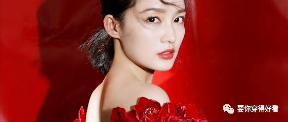 李沁笑起来真甜呀！春晚一袭红裙献唱，连朱一龙都被迷住了