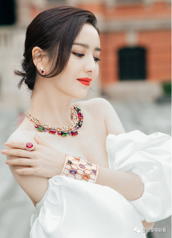 佟丽娅有"料"还敢穿,白色抹胸裙秀傲人事业线,烈焰红唇太性感_影视