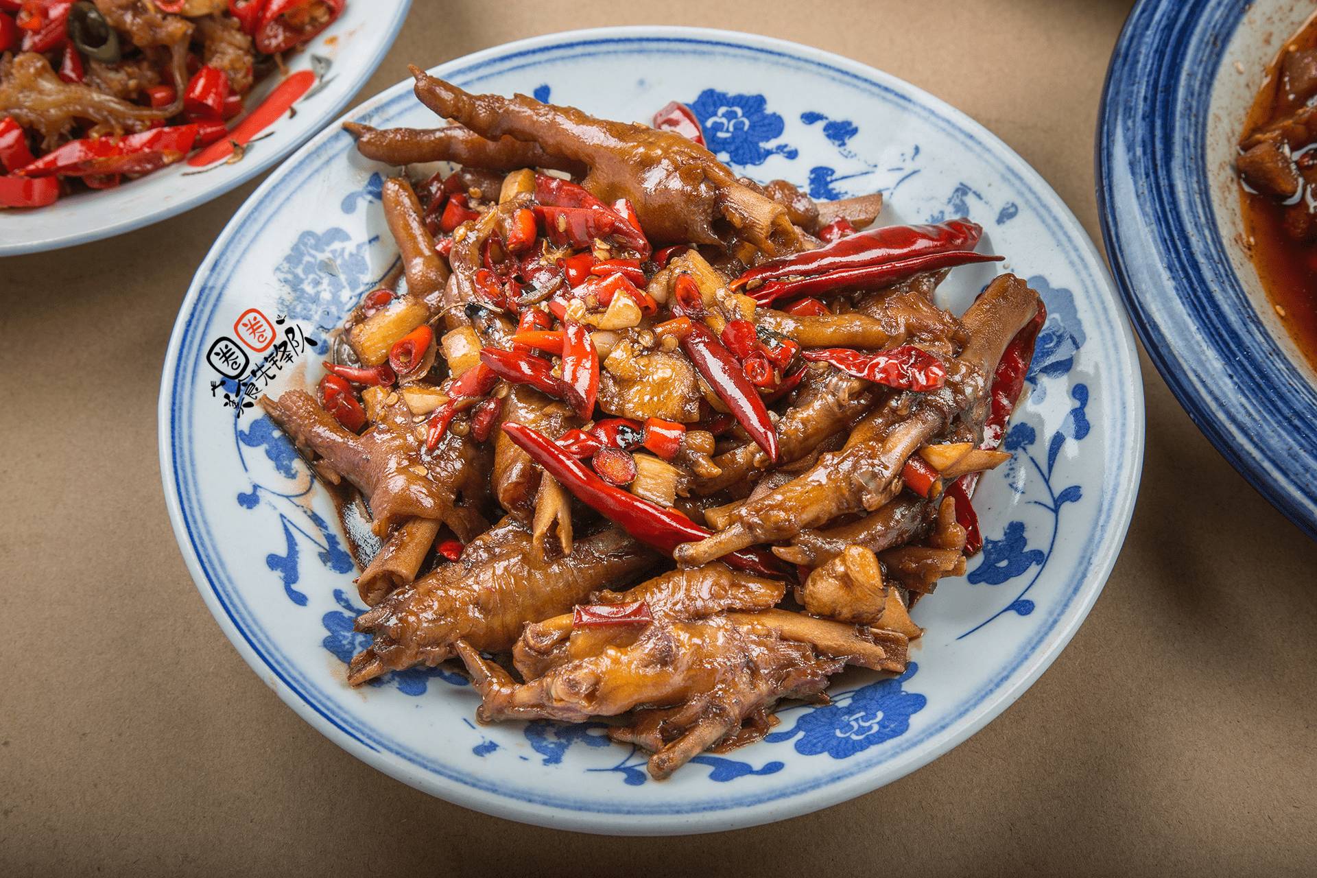 牙签猪颈肉 老三样独创的牙签猪颈肉做法,猪颈肉经过蒸 炸的工序后