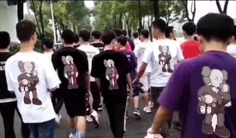 优衣库 X Kaws联名造疯抢 优衣库 X Kaws联名造疯抢