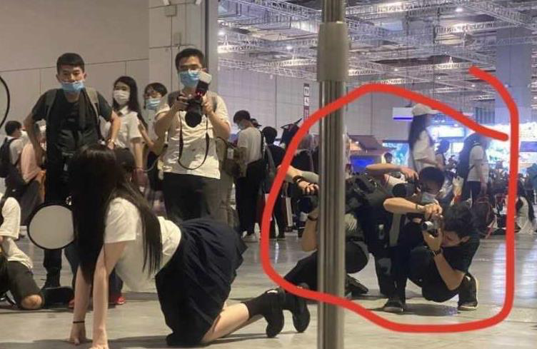 女人穿衣自由，就可以在公共场合搞软色情了?（组图） - 4