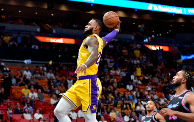 詹姆斯打趣自己生涯长度：都与父子档交过手了