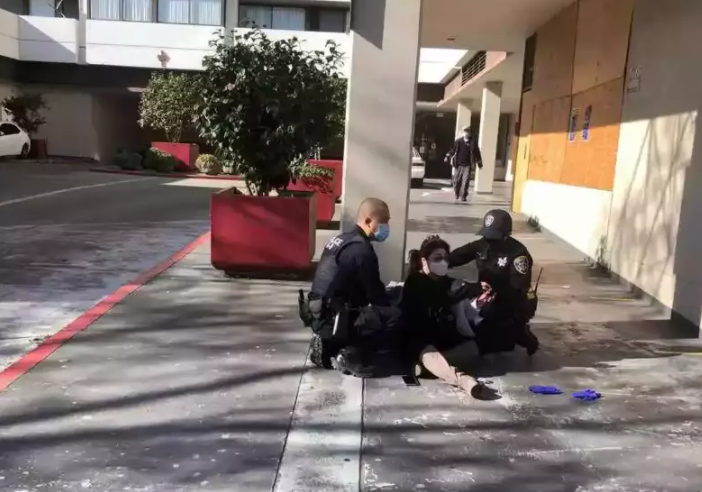 美国唐人街一华女被非裔用“火焰枪”打破头， 血流满面（组图） - 2