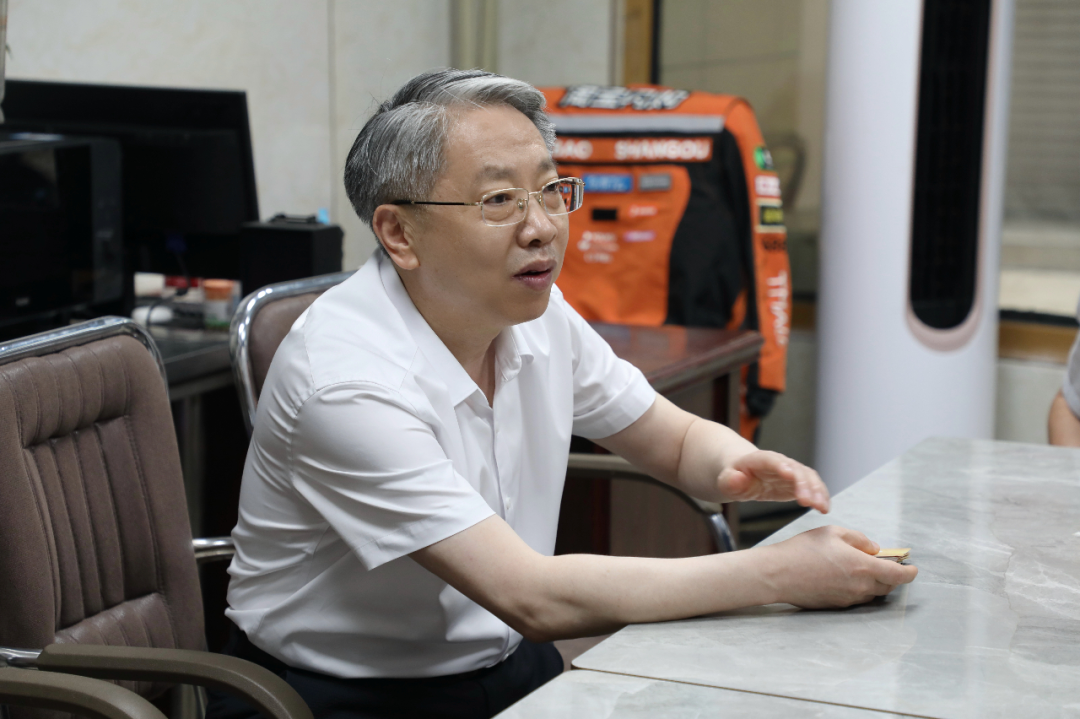 省市场监管局党组书记、局长甄杰深入骑手驿站走访调研__省市场监管局党组书记、局长甄杰深入骑手驿站走访调研