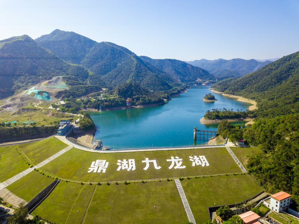 九龙湖,由九条宛如蛟龙,腾空欲出的山溪水汇合而成,湖水清澈凝碧,湖区