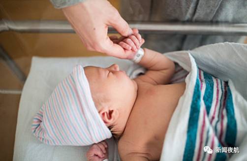 18岁少女意外怀孕,在楼道突然产子后竟将婴儿从7楼抛下……之前被妈妈赶出家门!