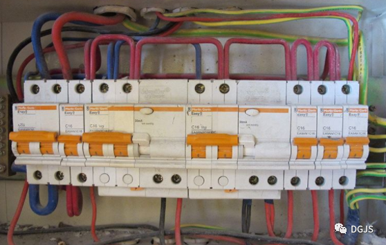 漏电保护器经常跳闸，老电工花了几小时终于找到原因了的图1