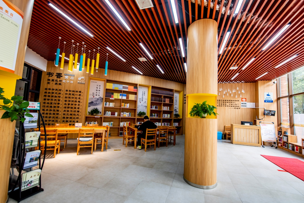 设计理念以舒适,休闲,文化体验为主,馆舍内设有黄石八大景点,馆舍外观