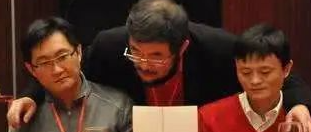 饭局上，老板说：“帮我催下菜”，没头脑才去催！聪明人会这样做