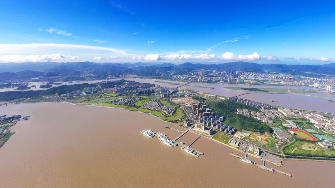 长峙岛航拍图(2008年)2007年,绿城受舟山市政府邀请,参与长峙岛的建设