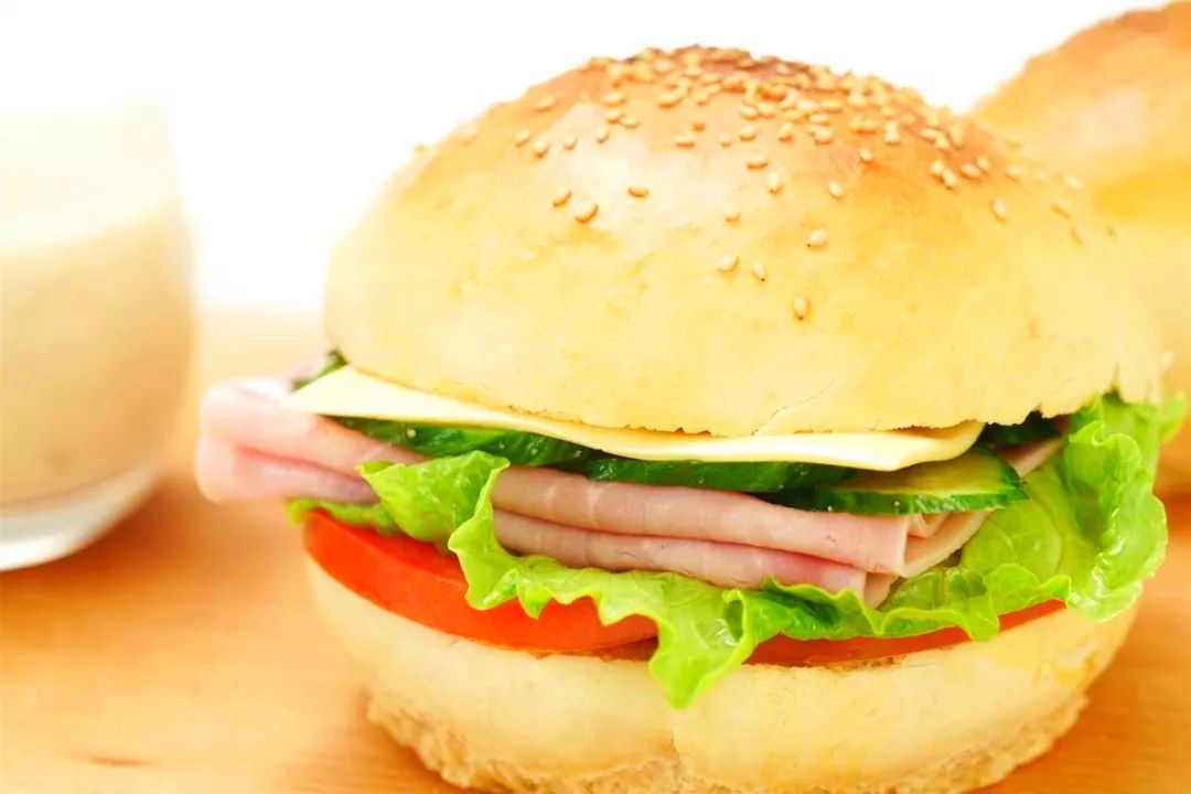 



在家做汉堡的好处就是可以夹到满意为止
