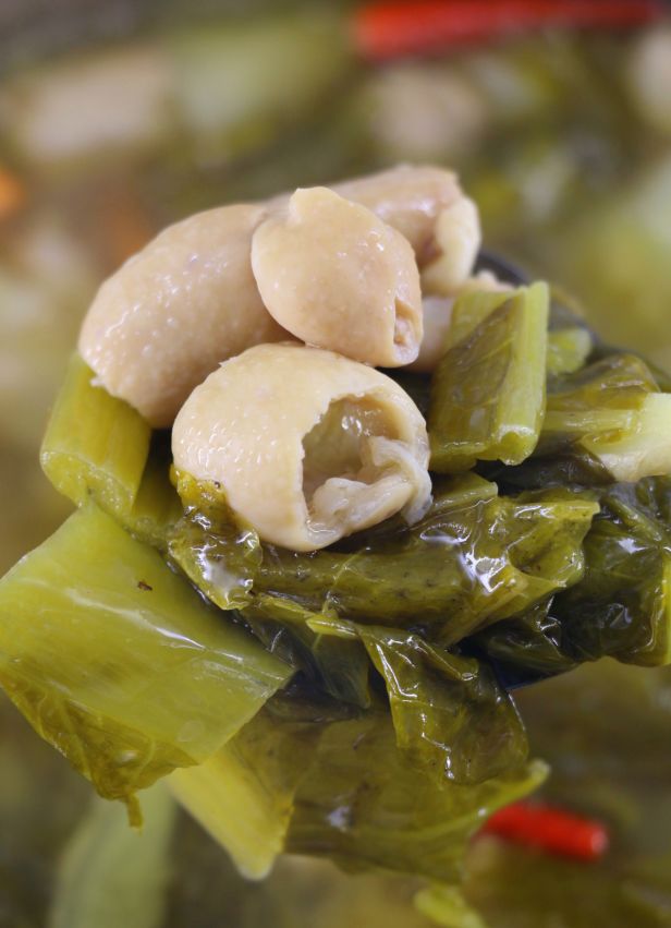 大骨熬4个小时做锅底 芦溪酸菜为调味主料 萝卜酸为调鲜料 大肠为主菜