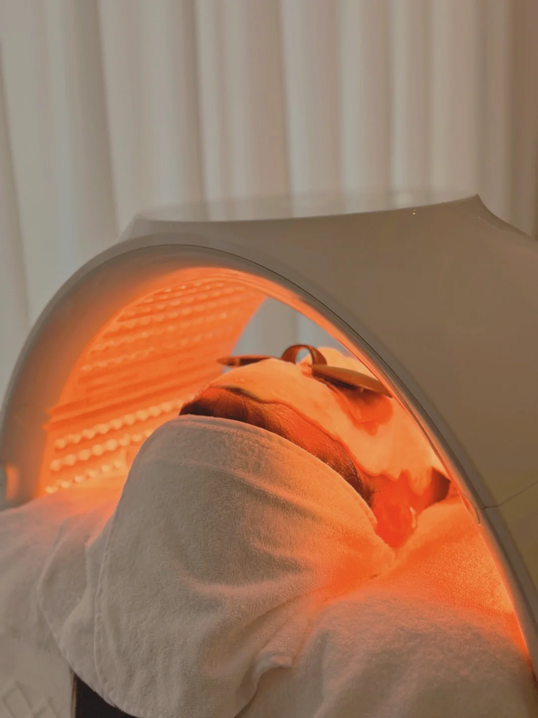 光疗时为什么黑眼罩黄光疗法的「光子密码」：590nm波长如何让黑色素集体罢工？_https://www.jmylbn.com_新闻资讯_第4张