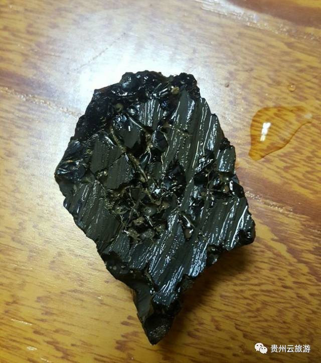 贵州纳雍ll发现疑似极为稀有珍贵的玻璃陨石