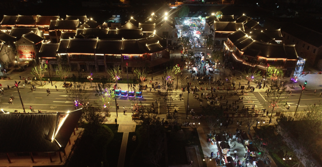 地方小吃和非遗项目展示,不少市民来到此处,感受夜晚中曹州古城的魅力