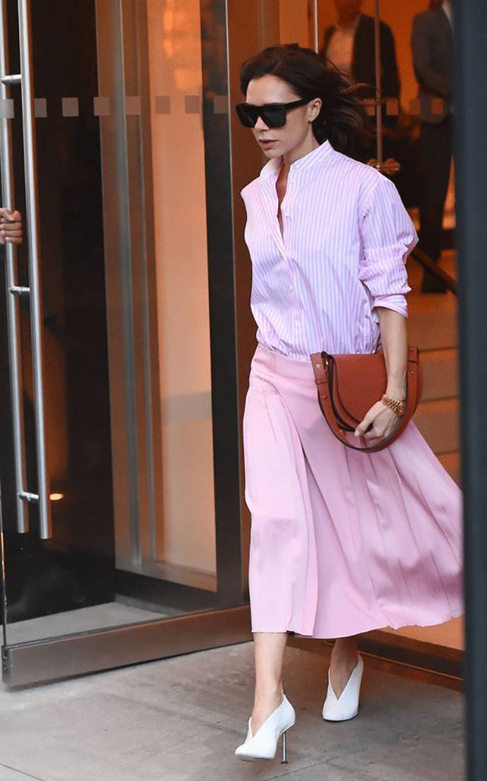贝嫂用粉色衬衫配半裙演绎标志性的都市 easy chic.