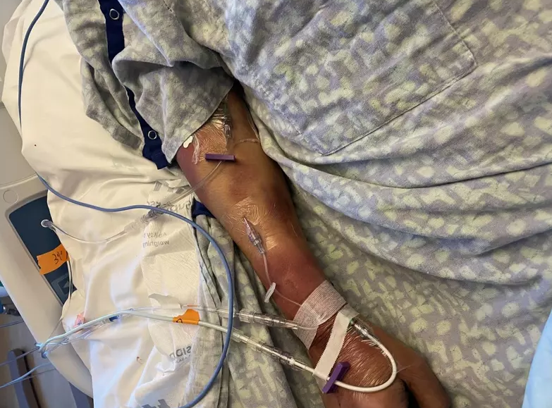 餐馆要客人戴口罩，深夜却遭报复，店面被喷“滚回中国”油漆！54岁华男被“打瘫”，恐“截手指”（组图） - 12