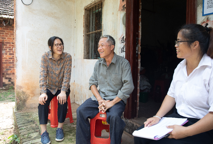 西乡塘区主要领导下乡走访慰问监测户脱贫户