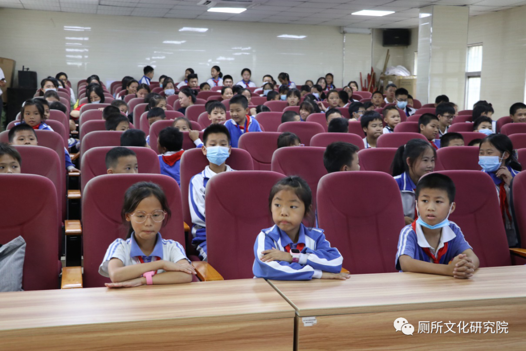 认真听讲的同学