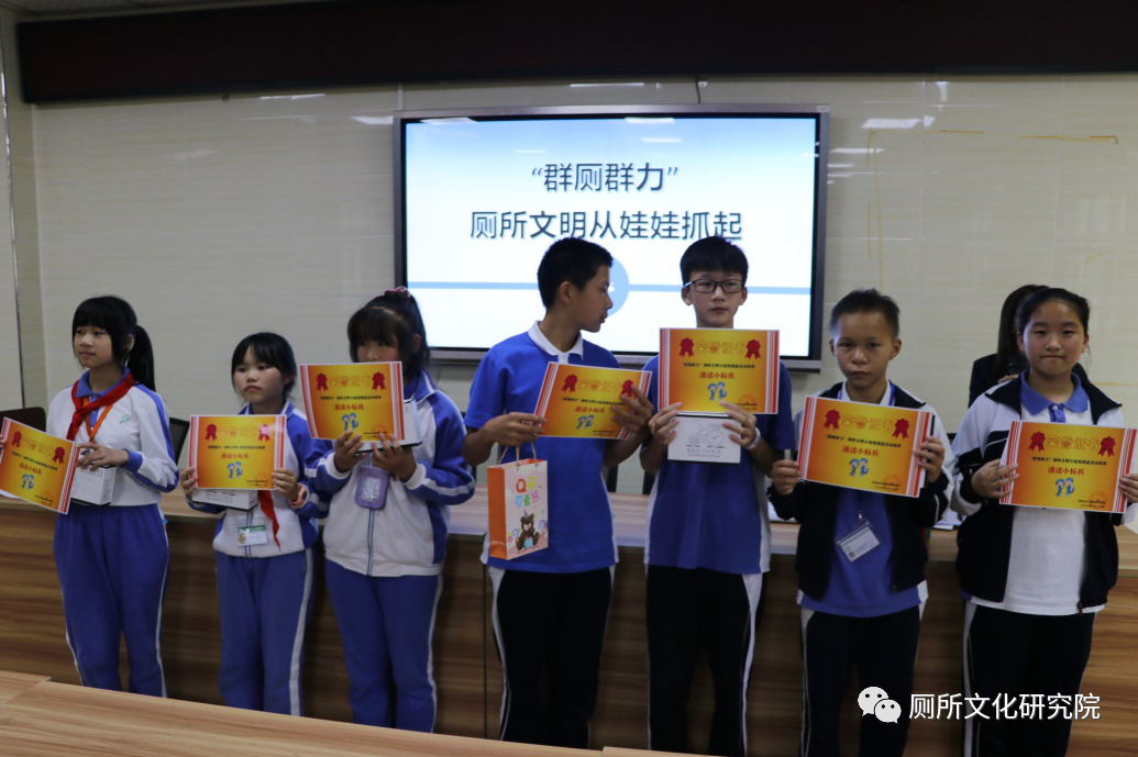 获奖的学生合影