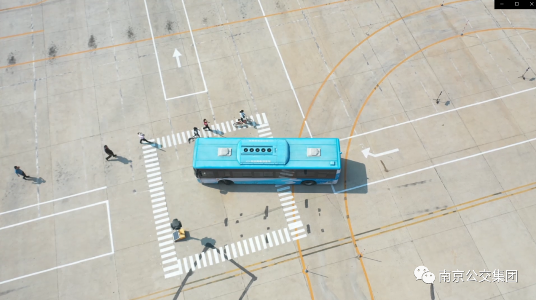 安全行车，右转必停