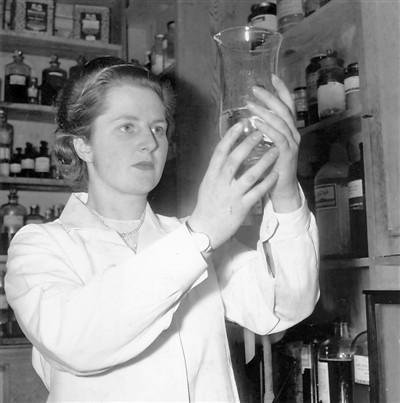 养过晶体的英国女首相，导师还是诺贝尔化学奖得主！ 第4张