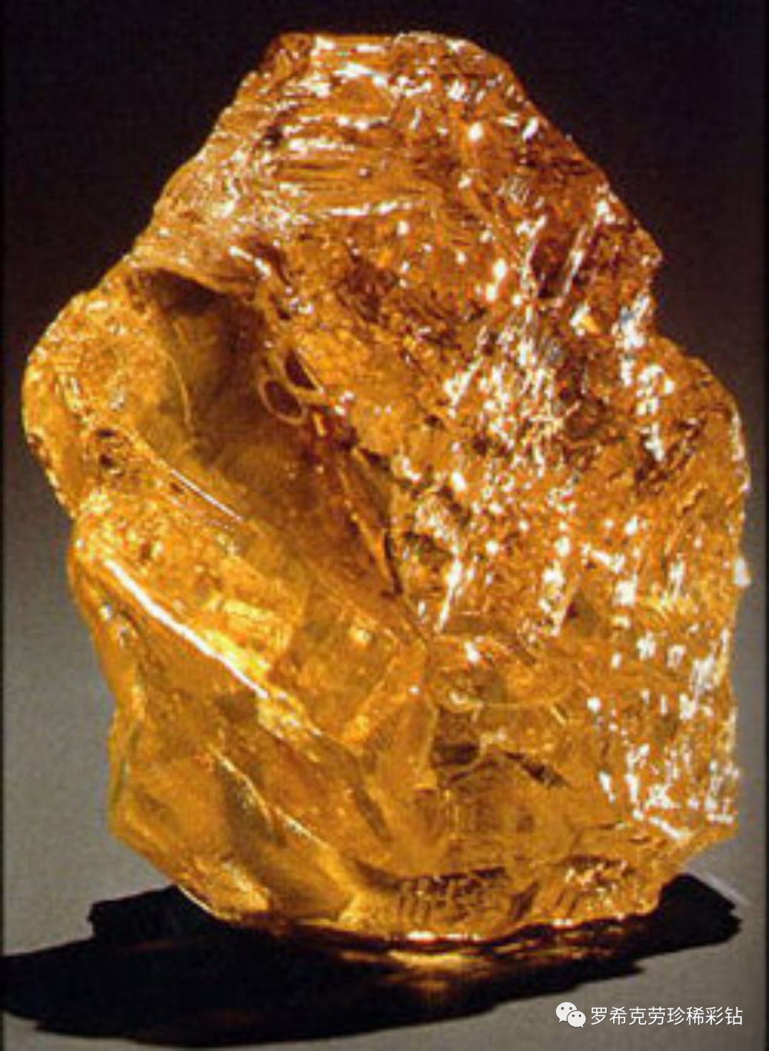 意外地在一堆碎石中发现这颗黄钻的原石