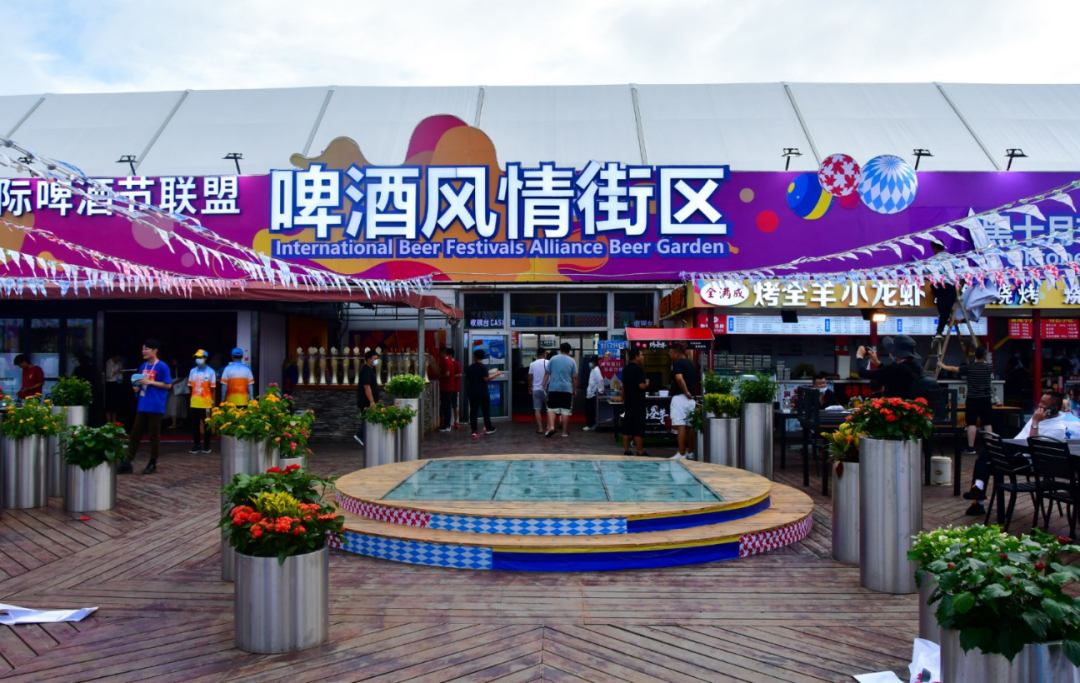 篷外露天啤酒广场两大区域.