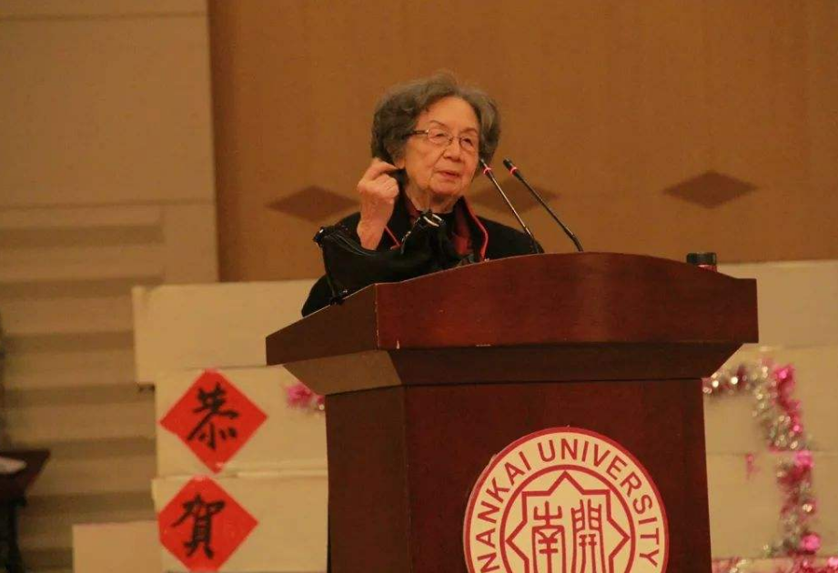 ս����������ɫ�ֲ���һ����裬����ʫ���Ծȣ����й����һλ����ȹ�ӵ�ʿ��