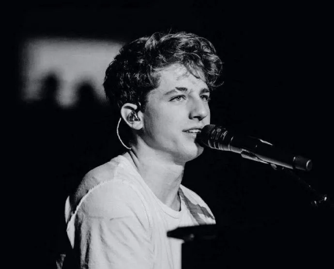 对,就是那个写了神曲《see you again》和《we dontt talk anymore》