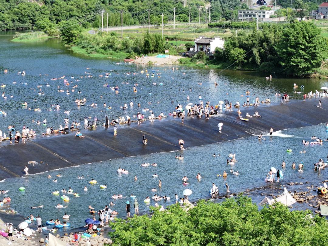 车都停到百米外,上万人赶去"泡坝,堰坝到底有谁在啊!