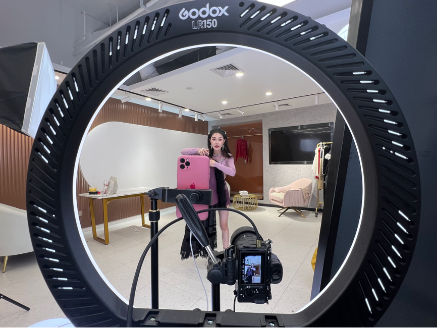 直播6天0銷量，狠心轉型后，她一晚上賣掉3萬件高端貨