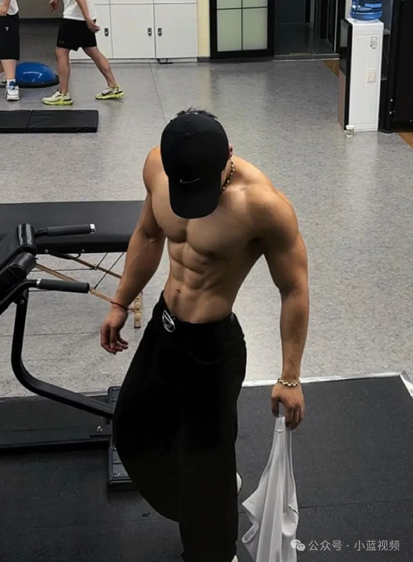 182cm北京黑皮腹肌健身私教