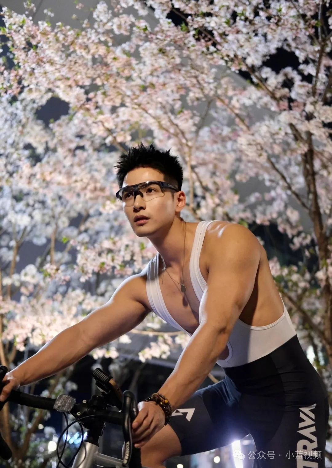 樱花树下骑行肌肉帅哥，春天觅食了！