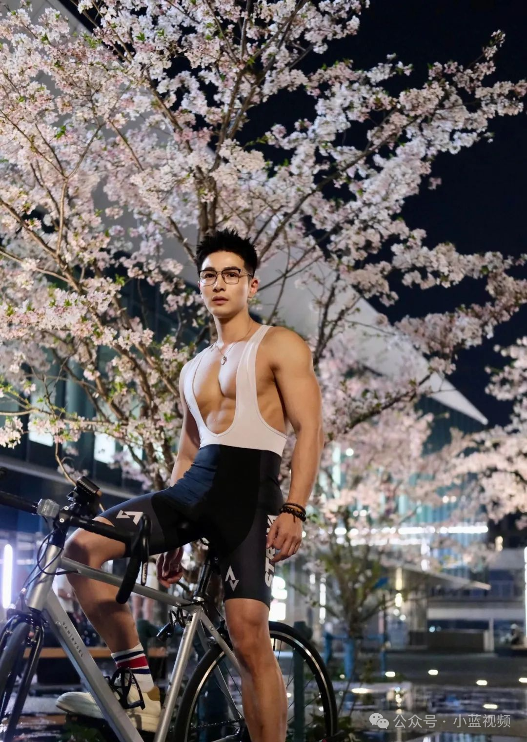 樱花树下骑行肌肉帅哥，春天觅食了！