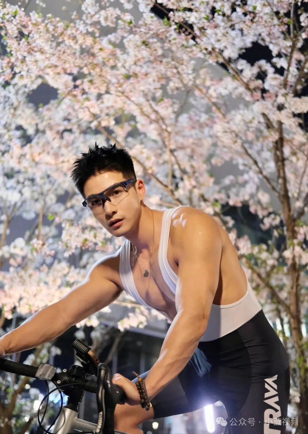 樱花树下骑行肌肉帅哥，春天觅食了！