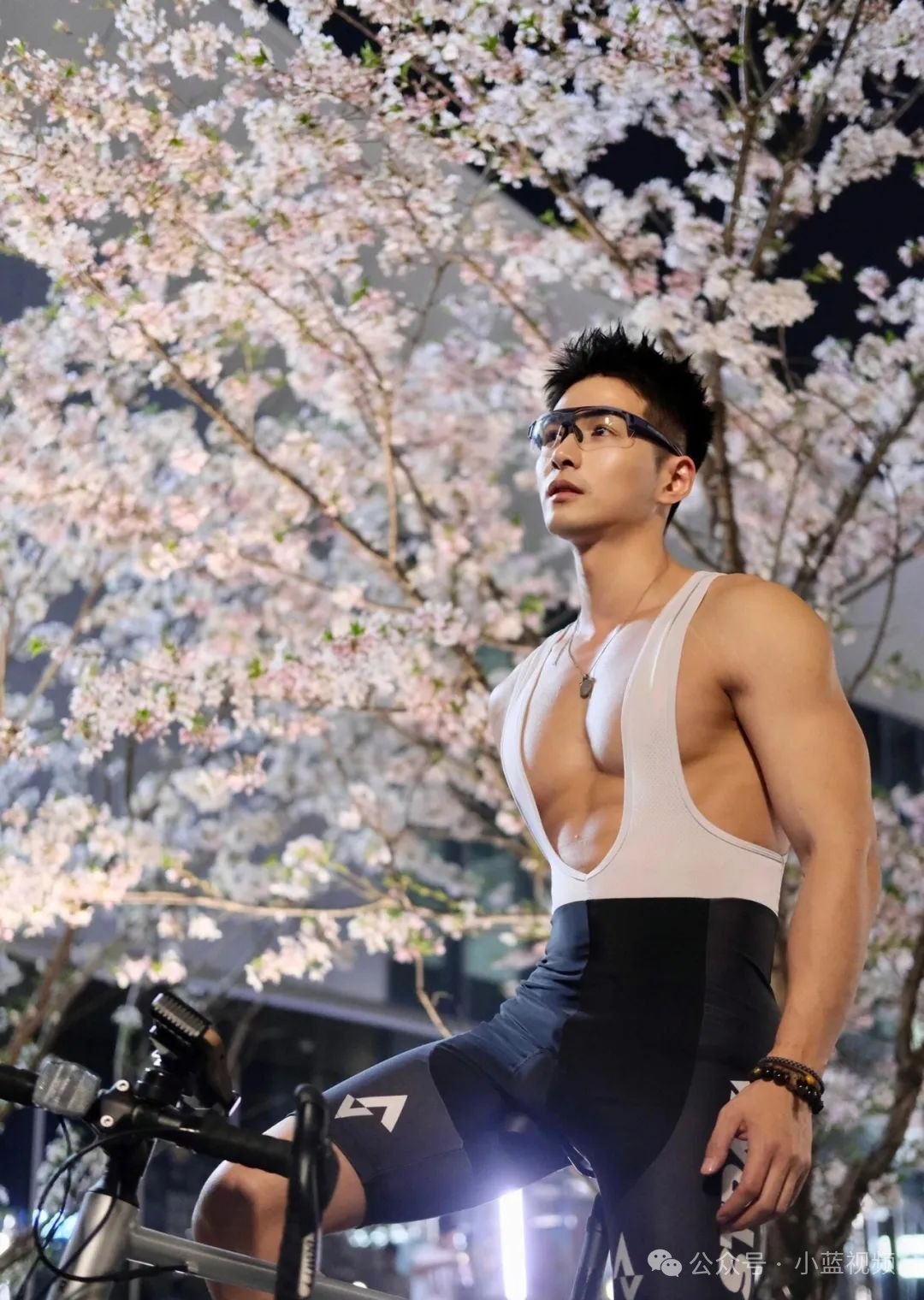 樱花树下骑行肌肉帅哥，春天觅食了！