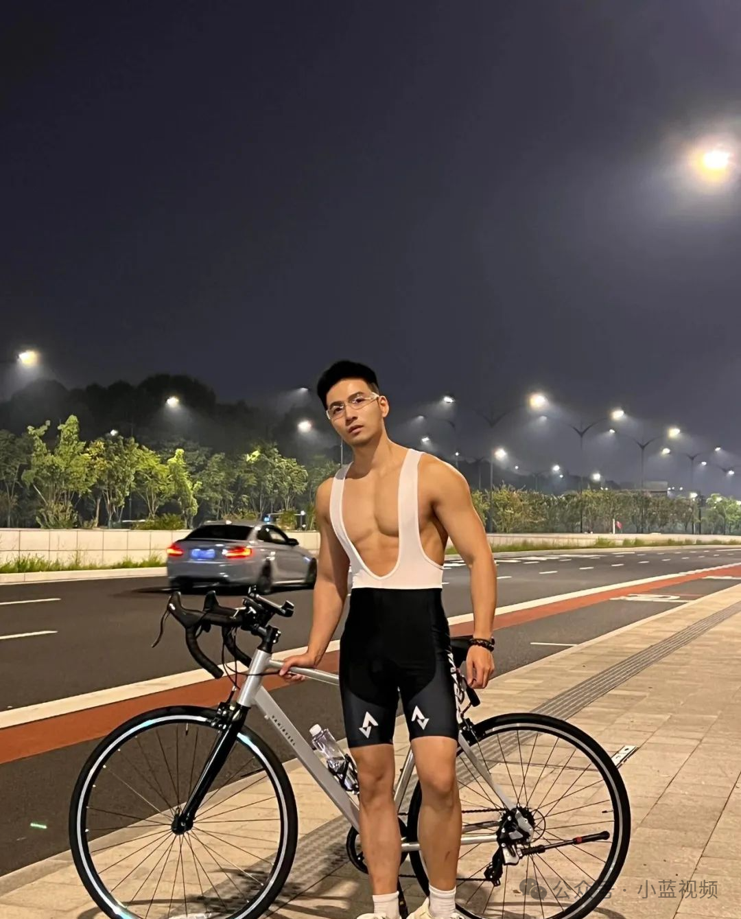 樱花树下骑行肌肉帅哥，春天觅食了！