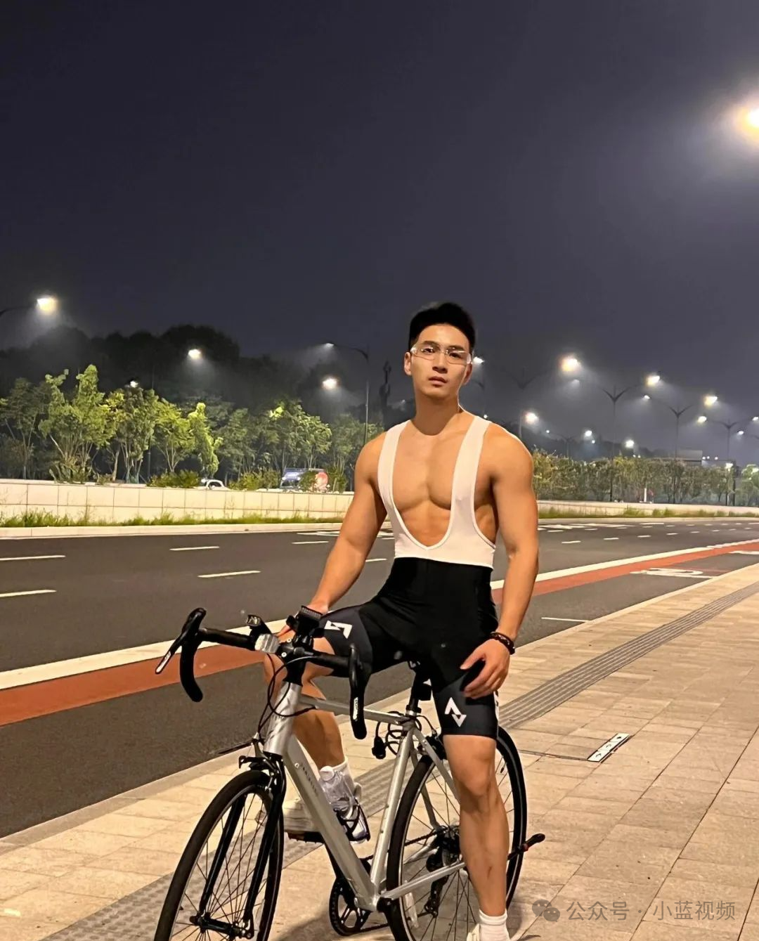 樱花树下骑行肌肉帅哥，春天觅食了！