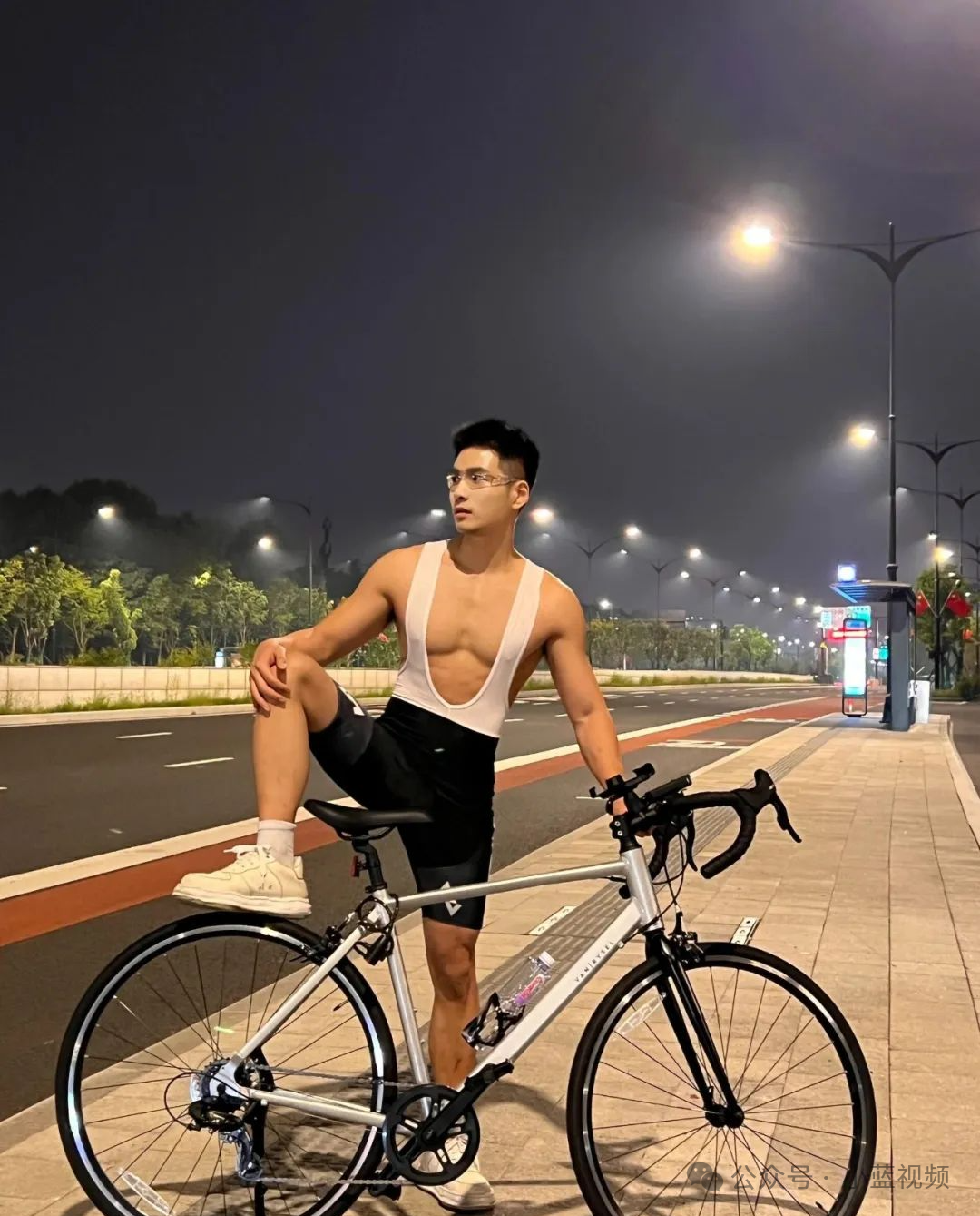 樱花树下骑行肌肉帅哥，春天觅食了！