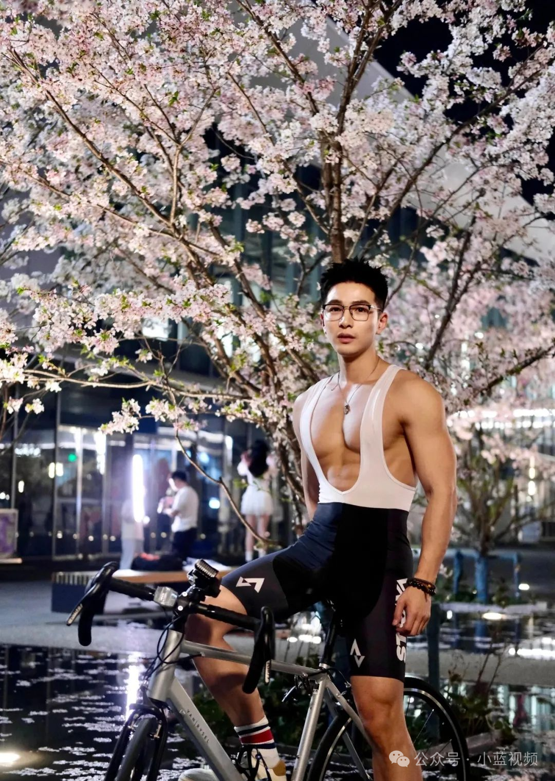 樱花树下骑行肌肉帅哥，春天觅食了！